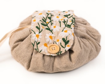 Linen Embroidered Drawstring Cosmetic Bag: Daisy Makeup Organizer