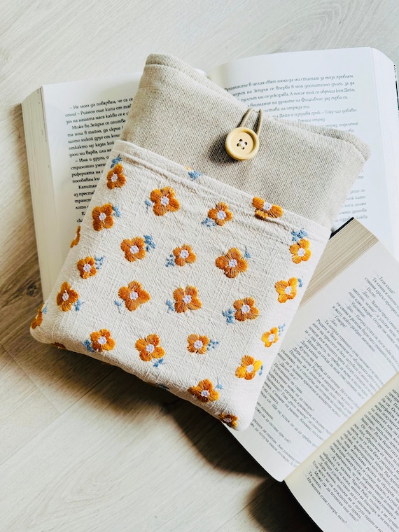 Embroidered Flower Book Cover, Floral Daisy Book Sleeve with Pocket, Stylish Padded Book Protector, Practical Gift for Book Lovers