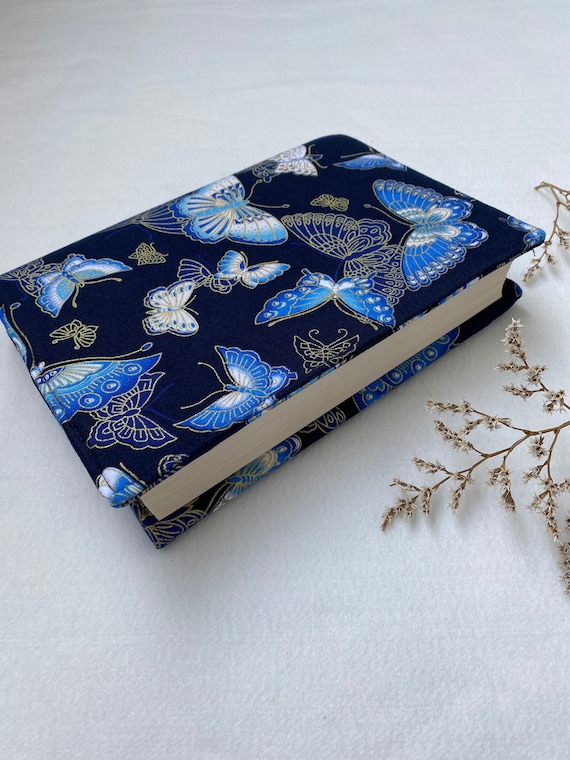 Blue Butterflies Couverture de livre en coton rembourré, Livre à couverture rigide de taille personnalisée confortable, Cadeau de rat de bibliothèque pour femme, Couvertures de protection pour livres