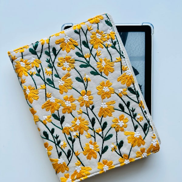 Embroidery Kindle Cover, Kindle Paperwhite Daisies Case, Padded Kindle Sleeve, Kindle Pouch, Book Lover Gift, Book accessories, Ereader Case