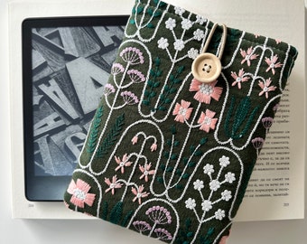 Manica Kindle con fiori ricamati, Copertina Kindle, Custodia Kindle imbottita, Accessori per libri, Custodia Kindle Paperwhite, Regalo per gli amanti dei libri, Copertina Ereader