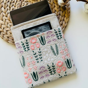 Housse en tissu pour iPad avec fleurs brodées, Housse rembourrée pour iPad avec deux poches pour accessoires, Protecteur de tablette en tissu, Accessoires pour iPad