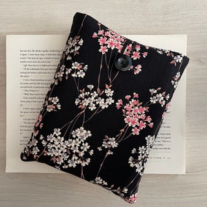 Manga de libro de flor de cerezo, bolsa de libro de flores, protector de libro floral, cubierta de libro acolchado, regalo de amante de los libros de Navidad, bolsa de libro de flores de Japón imagen 7