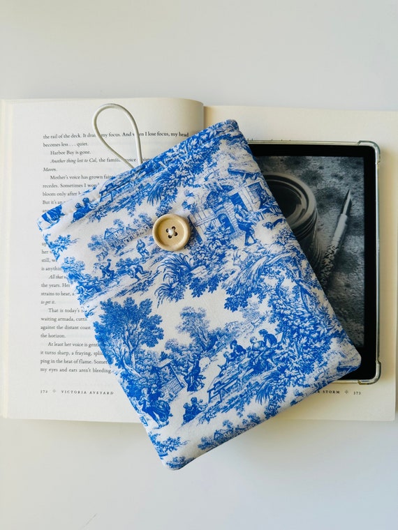 Toile de Jouy Kindle Cover with Elastic Closure, Padded Kindle Protector, Book Accessories, Vintage Village Kindle Paperwhite  case, Bookish