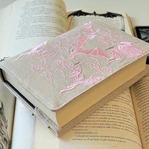 Boekomslag geborduurde roze draken, gewatteerde boekbeschermer, Dragon Rider-boekhoes, Dragons Wars-boekomslag, verstelbare boekhoes