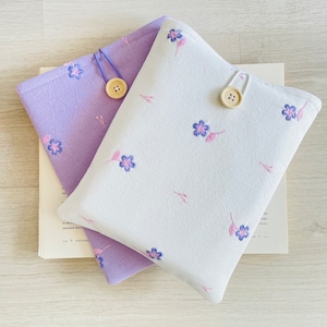 Protège-livre brodé de fleurs mauves et blanches, protège-livre rembourré brodé, pochette de livre florale, couverture de livre florale, cadeau pour amoureux des livres