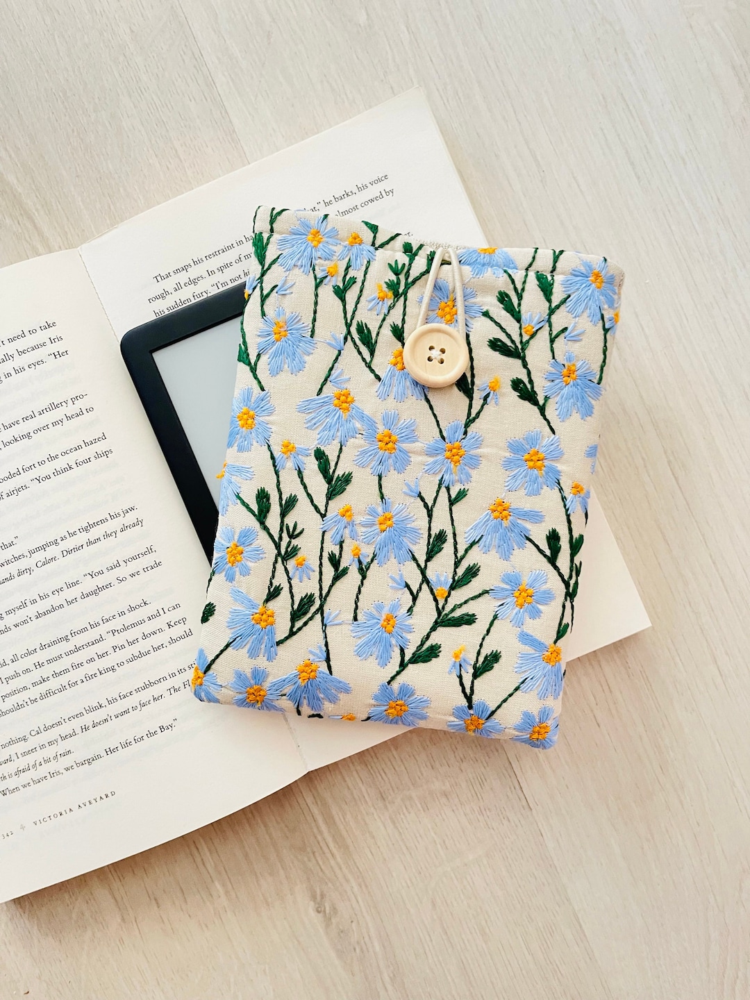 Embroidered Daisies Kindle Sleeve, Padded Kindle Cover, Kindle Paperwhite Case, Kindle Oasis
