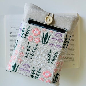Funda para libro con bordado y bolsillo, protector de libro con flores, funda para libro con flores, funda acolchada para libro, sobre bordada para libro, regalo para amantes de los libros
