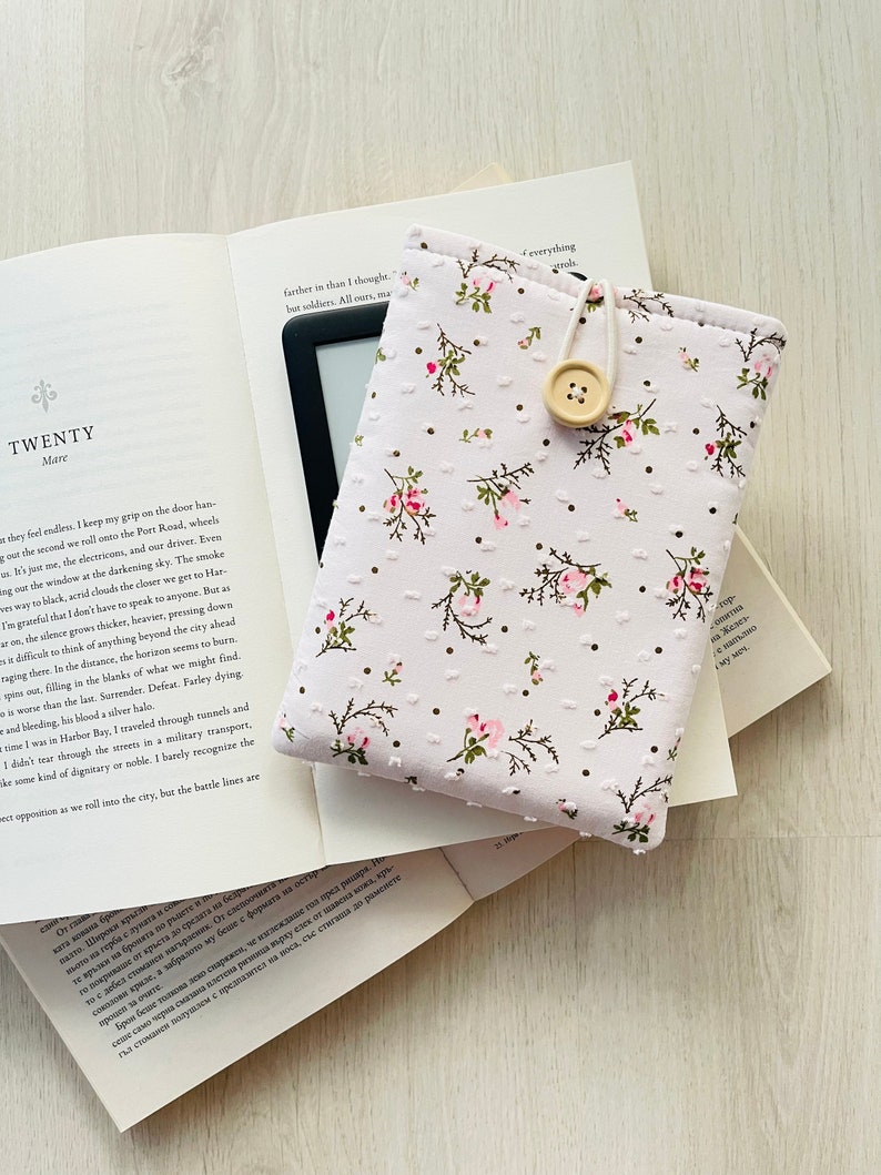 Funda Kindle de flores, bolsa Kindle rosa rosa, funda Kindle acolchada, funda Kindle rosas, chaqueta floral Kindle Paperwhite, funda Kindle Oasis imagen 1