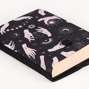 Pochette livre céleste, Couverture de livre capitonnée, Pochette livre sorcière, Veste livre en tissu, Cadeau livresque, Pochette livre avec poche, Cartable broché