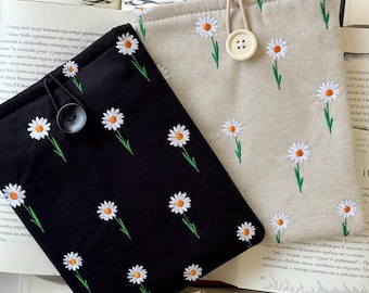 Custodia per Kindle con margherite ricamate – Cover imbottita per e-reader realizzata a mano