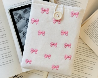 Custodia per Kindle con ricamo a nastro – Cover imbottita per e-reader realizzata a mano