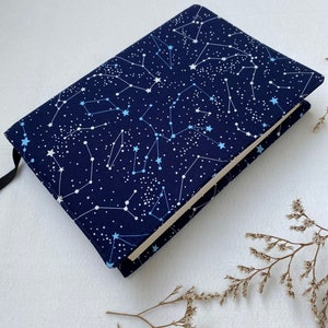 Protège-livre personnalisé ciel nocturne, couverture de livre en tissu constellations, pochette de livre à couverture rigide rembourrée, cadeaux livresques pour elle