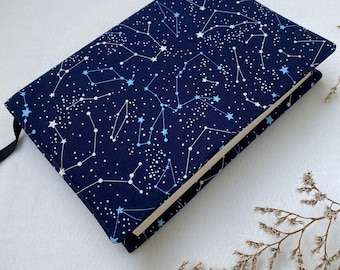 Protège-livre personnalisé ciel nocturne, couverture de livre en tissu constellations, pochette de livre à couverture rigide rembourrée, cadeaux livresques pour elle