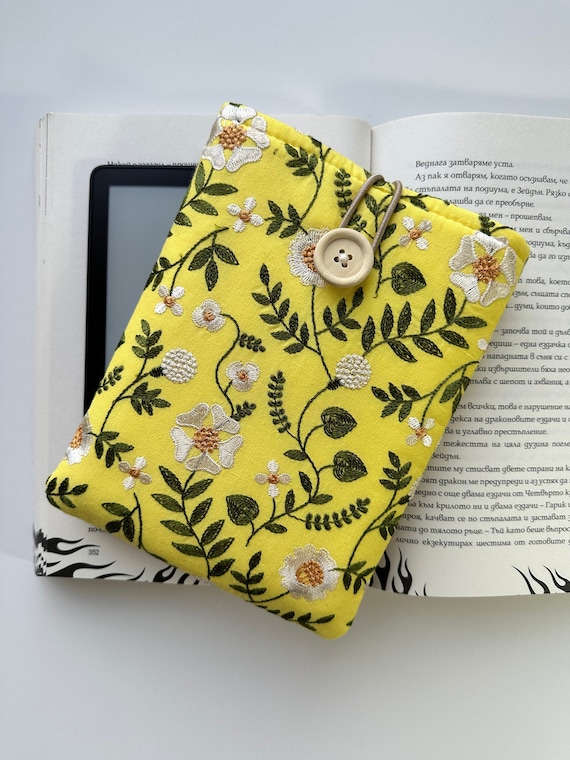 Fine Daisy Embroidery Kindle Sleeve, Flower Embroidery Kindle Paperwhite Cover, Yellow Cotton Padded Floral Kindle Pouch, Book Accessories