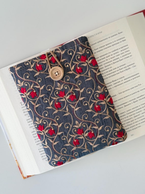 Red Roses Embroidery Kindle Sleeve, Kindle Cover, Padded Kindle Pouch, Book Accessories, Kindle Paperwhite Case, Book Lover Gift, E-Reader