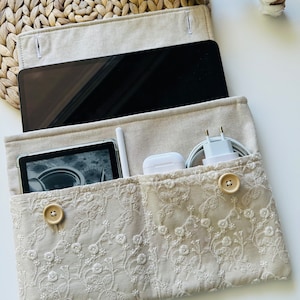 Étui pour iPad brodé beige, Étui pour iPad rembourré à fleurs avec poches pour accessoires, Sac à main pour iPad en tissu brodé à fleurs avec fermeture à double bouton