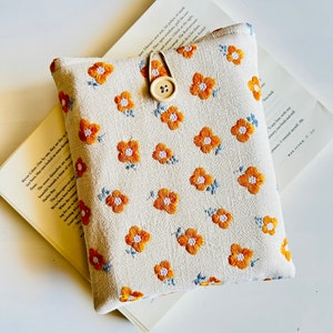 Daisy Flower Book Sleeve, Embroidered Fabric Cover for Book Lovers, Padded Protector, Floral Bookish Gift Idea, Pretty Floral Book Jacket