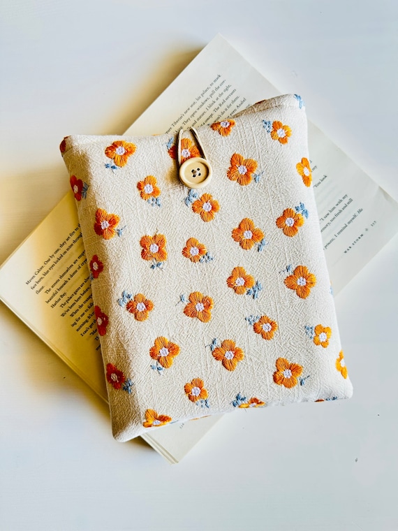 Daisy Flower Book Sleeve, Embroidered Fabric Cover for Book Lovers, Padded Protector, Floral Bookish Gift Idea, Pretty Floral Book Jacket