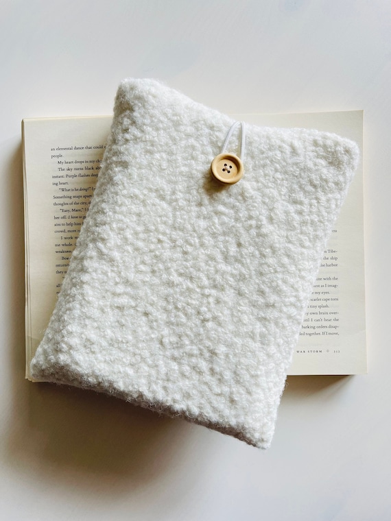 Boucle Book Sleeve, White Boucle Book Pouch, Padded Book Cover, Fabric Book Protector, Custom Book Jacket, Bookworm Gift, Christmas Book Bag