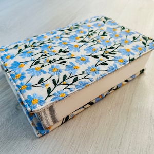Funda de libro bordada, funda de libro con margaritas, sobrecubierta de libro de tamaño personalizado, protector de libro ajustable, funda de libro acolchada, regalo para amantes de los libros