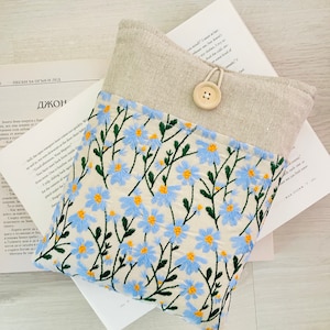 Floral Daisy Book Sleeve, Cozy Embroidered Cover for Bookworms, Padded Protector for Your Favorite Reads, Chic Daisy Book Pouch