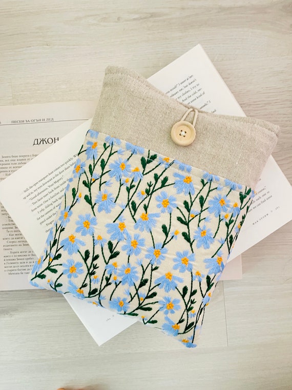 Floral Daisy Book Sleeve, Cozy Embroidered Cover for Bookworms, Padded Protector for Your Favorite Reads, Chic Daisy Book Pouch