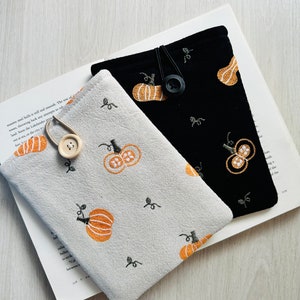 Étui pour Kindle avec citrouilles brodées, couverture rembourrée blanche pour Kindle, pochette en tissu Oasis pour Kindle, étui signature Kindle, cadeau pour amoureux des livres