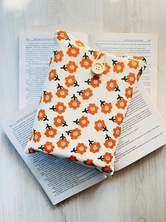Daisies Book Sleeve, Padded Book Protector, Daisy Book Cover, Flower Book Pouch, Floral Book Jacket, Fabric Book Bag, Bookworm gift.