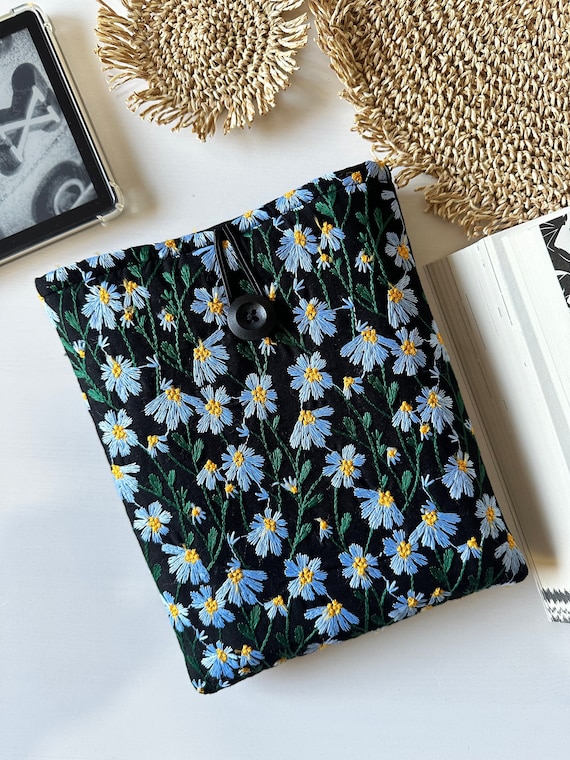Embroidery Daisies Book Sleeve, Daisy Book Cover, Floral Book Protector, Floral Book Pouch, Padded Book Jacket, Bookish Gift, Book Bag
