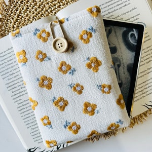 Funda para Kindle con margaritas blancas bordadas, funda blanca para Kindle con bordado de margaritas naranjas, protector acolchado para libros, funda floral para libros, mochila para libros