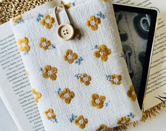 White Embroidered Daisies Kindle Sleeve, White Kindle Cover With Orange Daisy Embroidery, Padded Book Protector, Floral Book Pouch, Book Bag