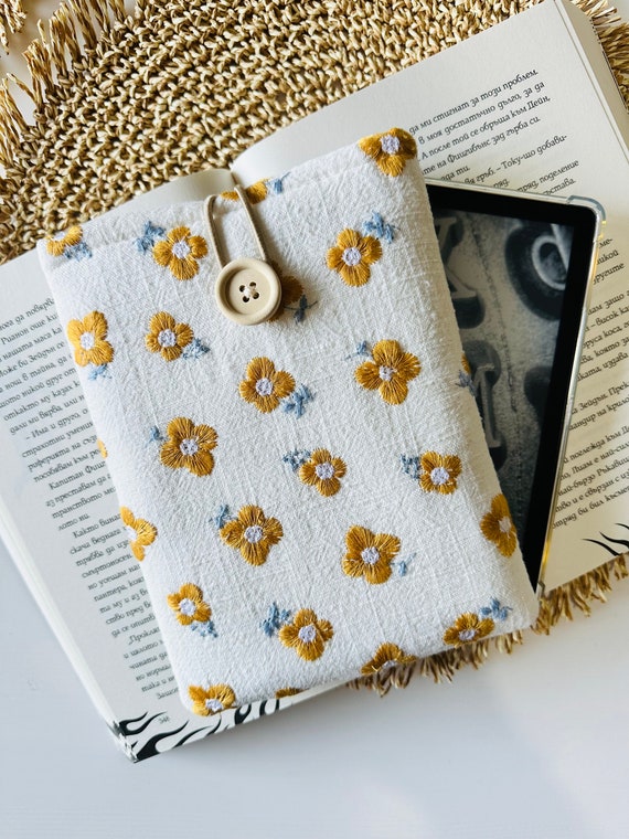 White Embroidered Daisies Kindle Sleeve, White Kindle Cover With Orange Daisy Embroidery, Padded Book Protector, Floral Book Pouch, Book Bag