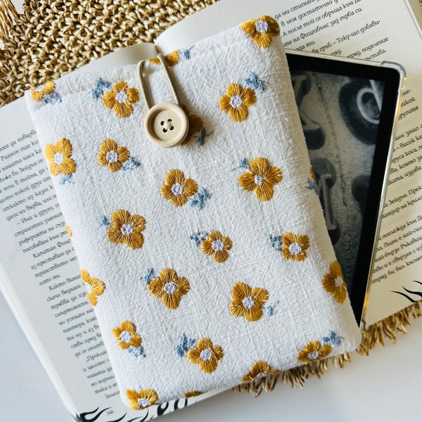 Weiße gestickte Gänseblümchen Kindle Tasche, weiße Kindle Hülle mit oranger Gänseblümchen Stickerei, gefütterte Buchhülle, Buchtasche