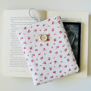 Housse pour Kindle Mini roses roses, Protecteur Kindle rembourré avec fermeture élastique, Étui pour liseuse en tissu avec fleurs, Cadeau livresque, Accessoires de livres