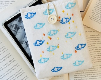 Custodia Kindle ricamata – Copertina per e-reader con nuvole, imbottita e protettiva