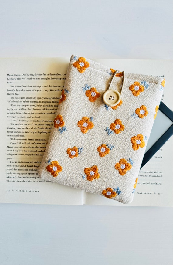 Embroidered Daisies Kindle Sleeve, Padded Kindle Cover, Kindle Paperwhite Case, Kindle Oasis Cover, IPad Sleeve, IPad Accessories, IPad Case