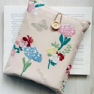 Protège-livre fleurs brodés, protège-livre fleuri, pochette de livre rembourrée, jaquette de livre brodée, cadeau pour amoureux des livres, cadeau rat de bibliothèque, cartable