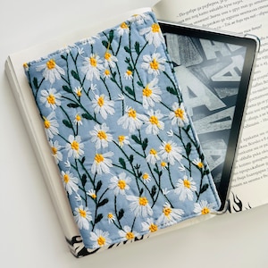 Embroidered Kindle Cover, Padded Kindle Cover, Floral Kindle Paperwhite Case, Kindle Oasis Sleeve, Kindle Sleeve,Padded Kindle Pouch