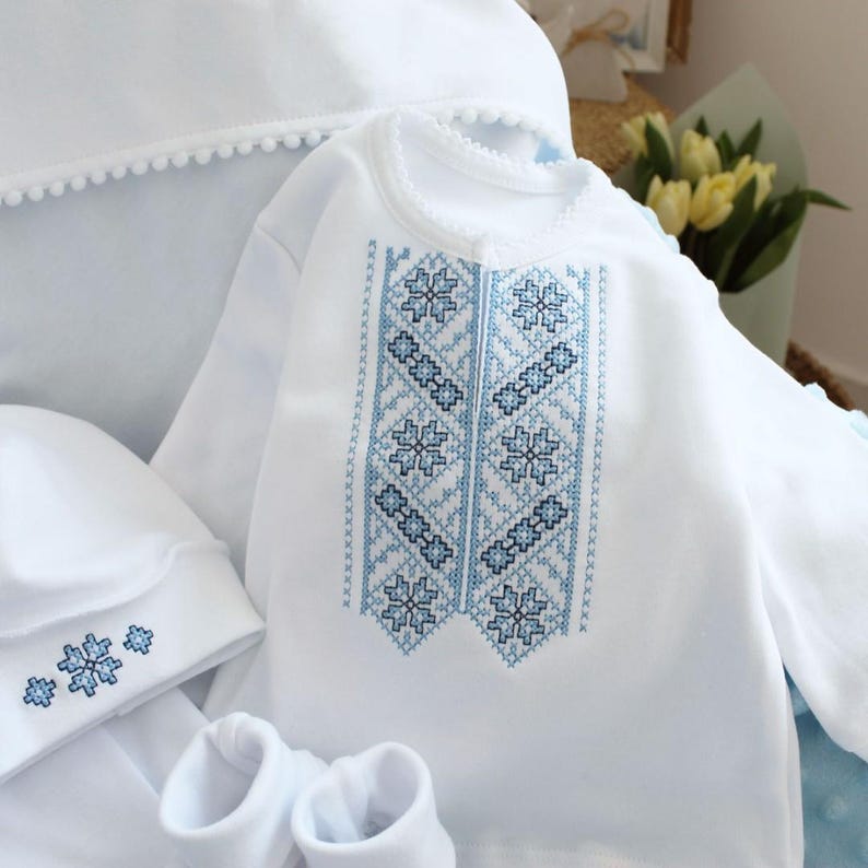 Conjunto para recién nacido niño, traje ucraniano Vyshyvanka, camisa bordada blanca y azul para bautizo de bebé niño, conjunto para la salida del hospital, hecho en Ucrania. imagen 4