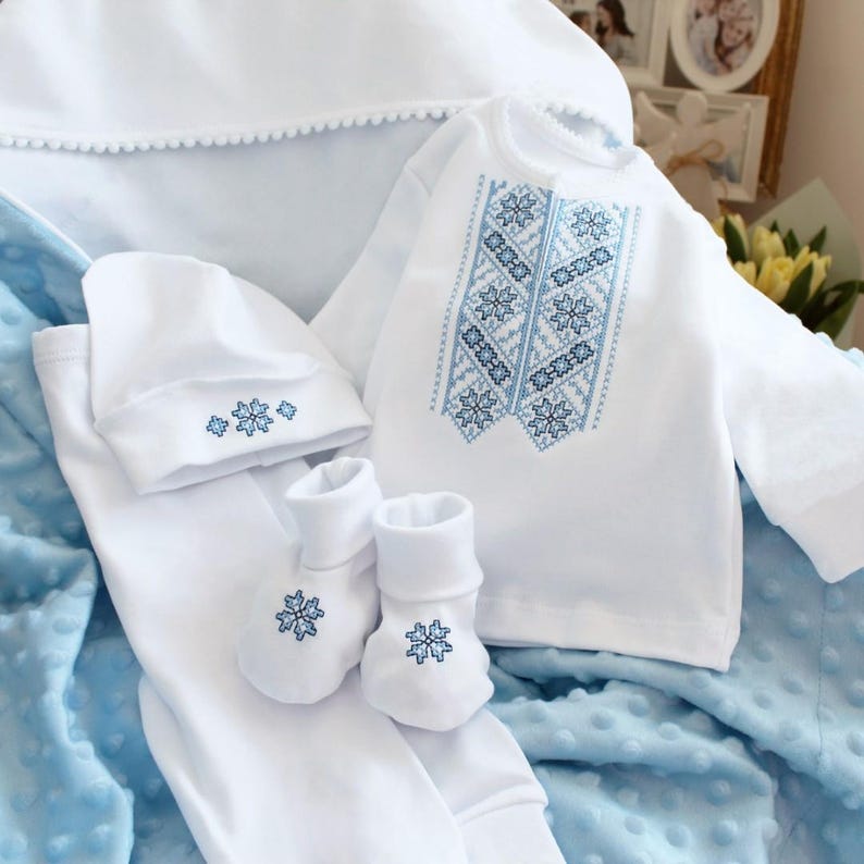 Conjunto para recién nacido niño, traje ucraniano Vyshyvanka, camisa bordada blanca y azul para bautizo de bebé niño, conjunto para la salida del hospital, hecho en Ucrania. imagen 3
