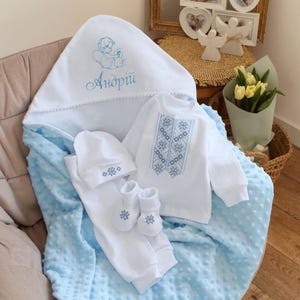 Conjunto para recién nacido niño, traje ucraniano Vyshyvanka, camisa bordada blanca y azul para bautizo de bebé niño, conjunto para la salida del hospital, hecho en Ucrania. imagen 2