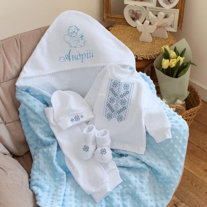 Conjunto para recién nacido niño, traje ucraniano Vyshyvanka, camisa bordada blanca y azul para bautizo de bebé niño, conjunto para la salida del hospital, hecho en Ucrania. imagen 2