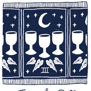 Pu&ograve; includere: Una carta dei tarocchi blu con una luna crescente bianca e tre calici bianchi. La carta &egrave; decorata con segni pi&ugrave; bianchi e foglie. Il numero "III" &egrave; al centro della carta. Il testo "Three of Cups" &egrave; scritto sotto la carta.
