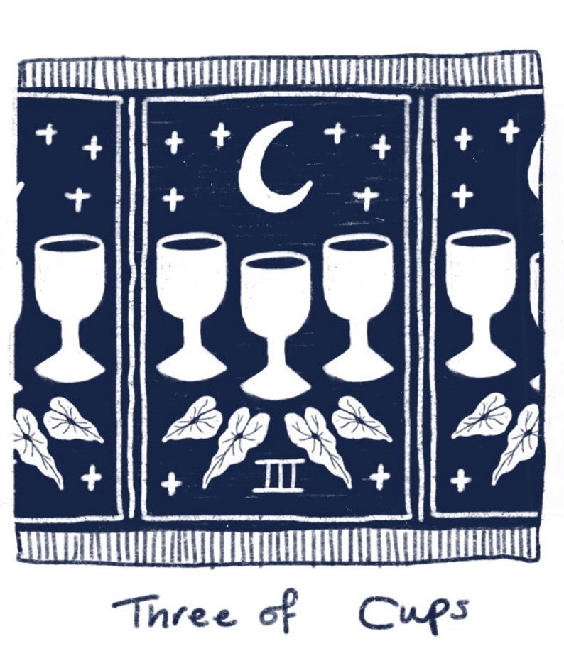 Pu&ograve; includere: Una carta dei tarocchi blu con una luna crescente bianca e tre calici bianchi. La carta &egrave; decorata con segni pi&ugrave; bianchi e foglie. Il numero "III" &egrave; al centro della carta. Il testo "Three of Cups" &egrave; scritto sotto la carta.