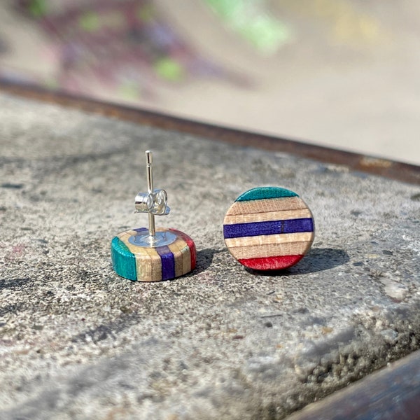 Boucles d'oreilles fabriquées à partir de skateboards recyclés et d'argent sterling 925 | Recyclage de planches à roulettes | Boucles d'oreilles à clous en bois | Idée cadeau bijoux upcycling