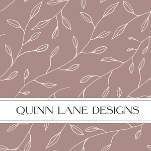 Puede incluir: Un patr&oacute;n sin costuras con hojas y ramas estilizadas blancas sobre un fondo marr&oacute;n claro. El texto "QUINN LANE DESIGNS" est&aacute; centrado en la parte inferior de la imagen.