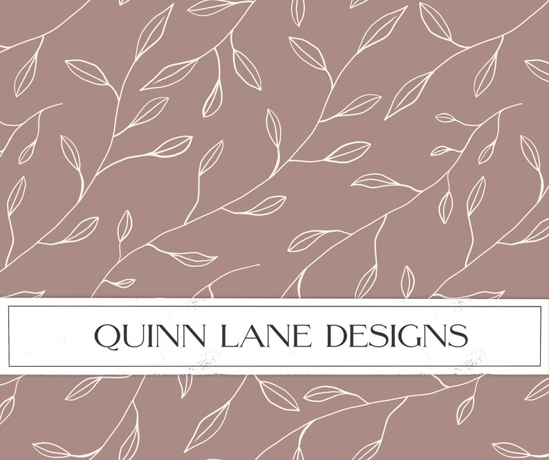 Puede incluir: Un patr&oacute;n sin costuras con hojas y ramas estilizadas blancas sobre un fondo marr&oacute;n claro. El texto "QUINN LANE DESIGNS" est&aacute; centrado en la parte inferior de la imagen.