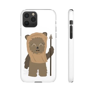 Op de afbeelding: Witte telefoonhoes met een cartoon Ewok-personage met een speer. De Ewok is bruin met een bruine kap en lacht. De telefoonhoes heeft een glanzende afwerking en een zwarte cameramodule.