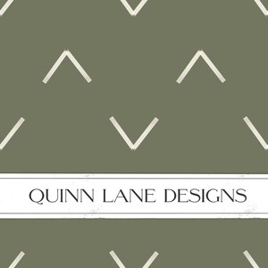 Könnte beinhalten: Ein nahtloses Muster mit einem sich wiederholenden Chevron-Design in Weiß auf einem Salbeigrün-Hintergrund. Der Text "QUINN LANE DESIGNS" ist unten in der Mitte des Bildes platziert.